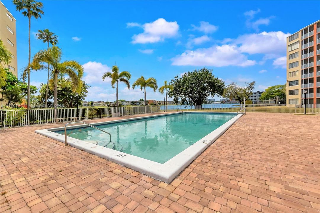 Vendido Recientemente: $199,000 (2 camas, 2 baños, 1317 Pies cuadrados)