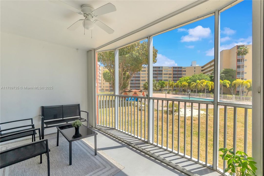 Vendido Recientemente: $199,000 (2 camas, 2 baños, 1317 Pies cuadrados)