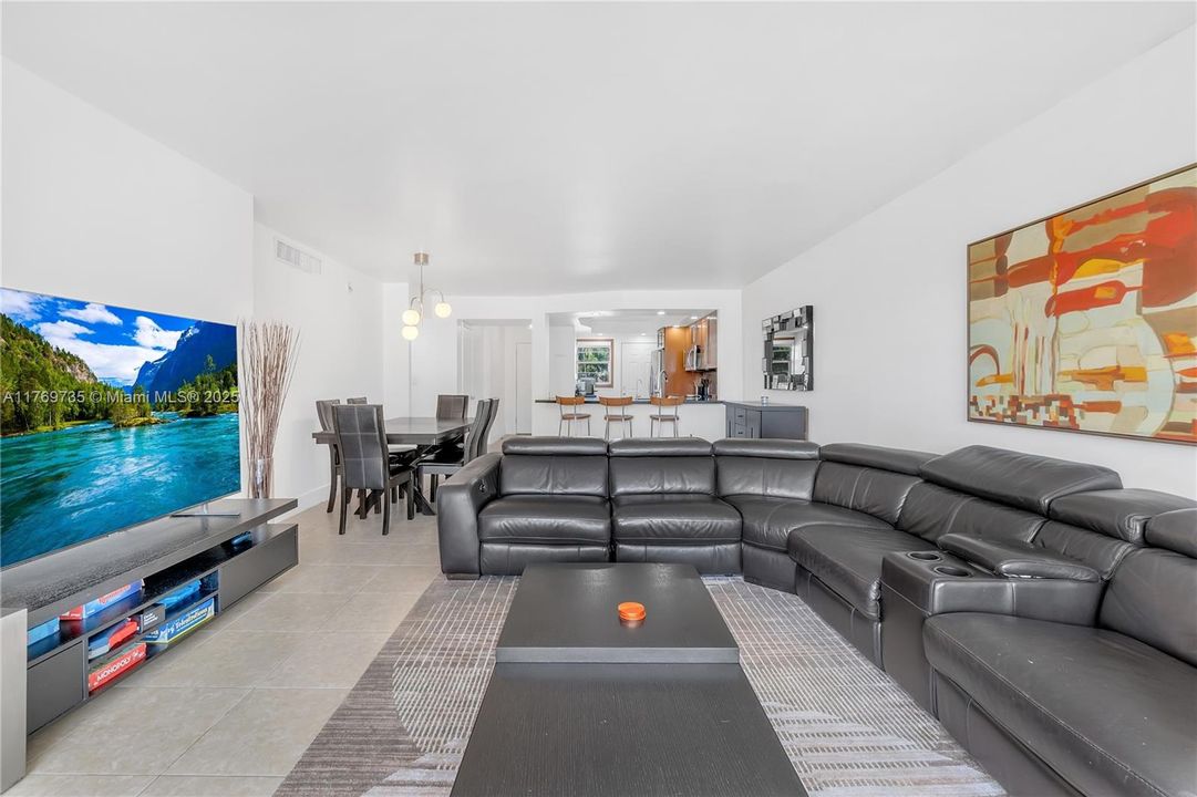 Vendido Recientemente: $199,000 (2 camas, 2 baños, 1317 Pies cuadrados)