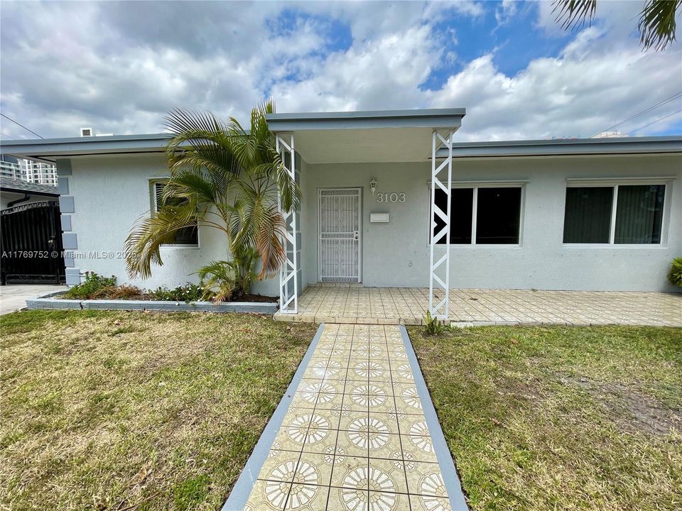 Recientemente alquilado: $1,600 (1 camas, 1 baños, 1300 Pies cuadrados)