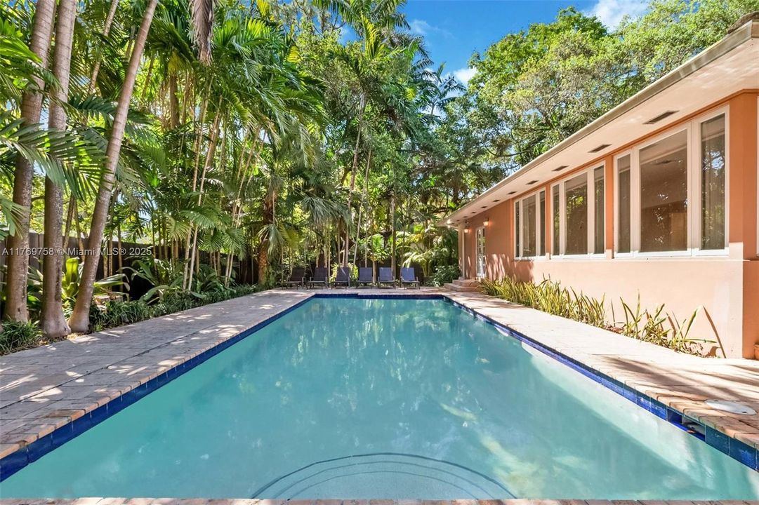 Recently Sold: $2,750,000 (3 beds, 3 baths, 2374 Square Feet)