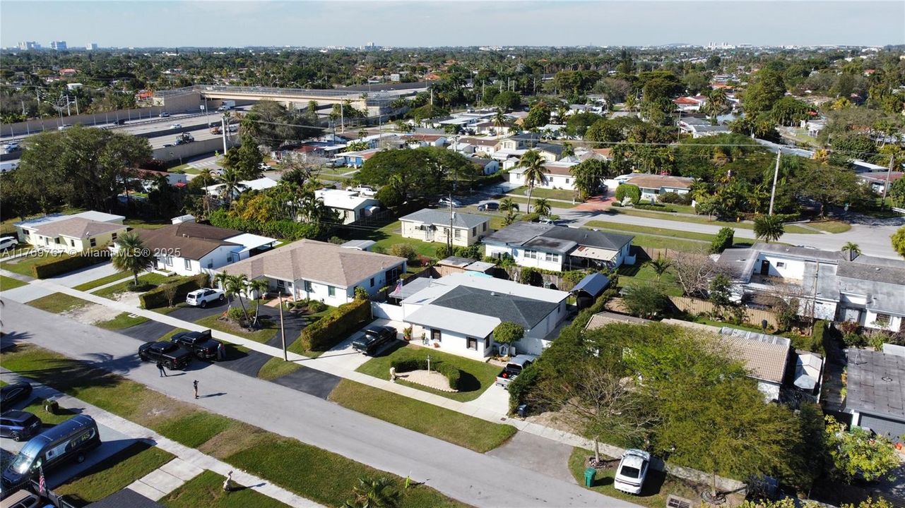 最近售出: $714,999 (4 贝兹, 3 浴室, 2164 平方英尺)