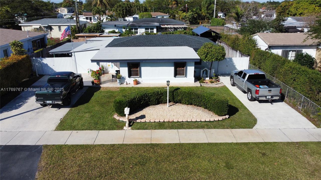 最近售出: $714,999 (4 贝兹, 3 浴室, 2164 平方英尺)