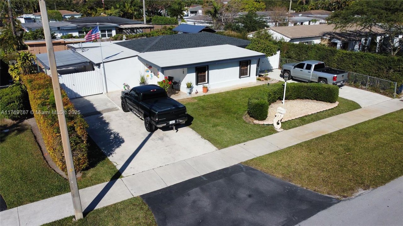 最近售出: $714,999 (4 贝兹, 3 浴室, 2164 平方英尺)