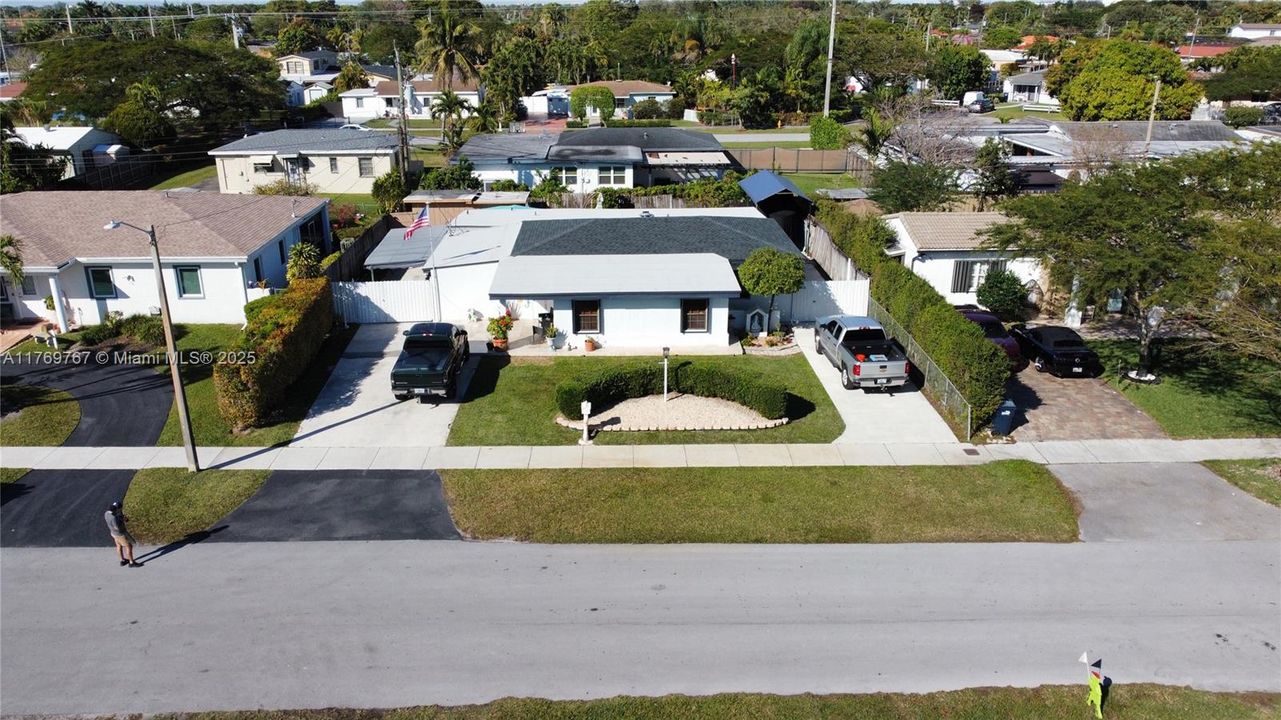 最近售出: $714,999 (4 贝兹, 3 浴室, 2164 平方英尺)