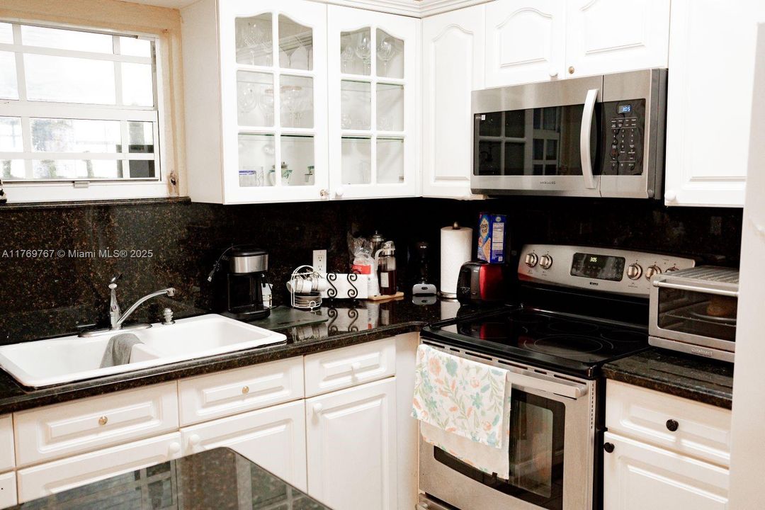 最近售出: $714,999 (4 贝兹, 3 浴室, 2164 平方英尺)