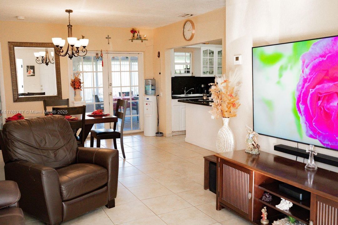 最近售出: $714,999 (4 贝兹, 3 浴室, 2164 平方英尺)