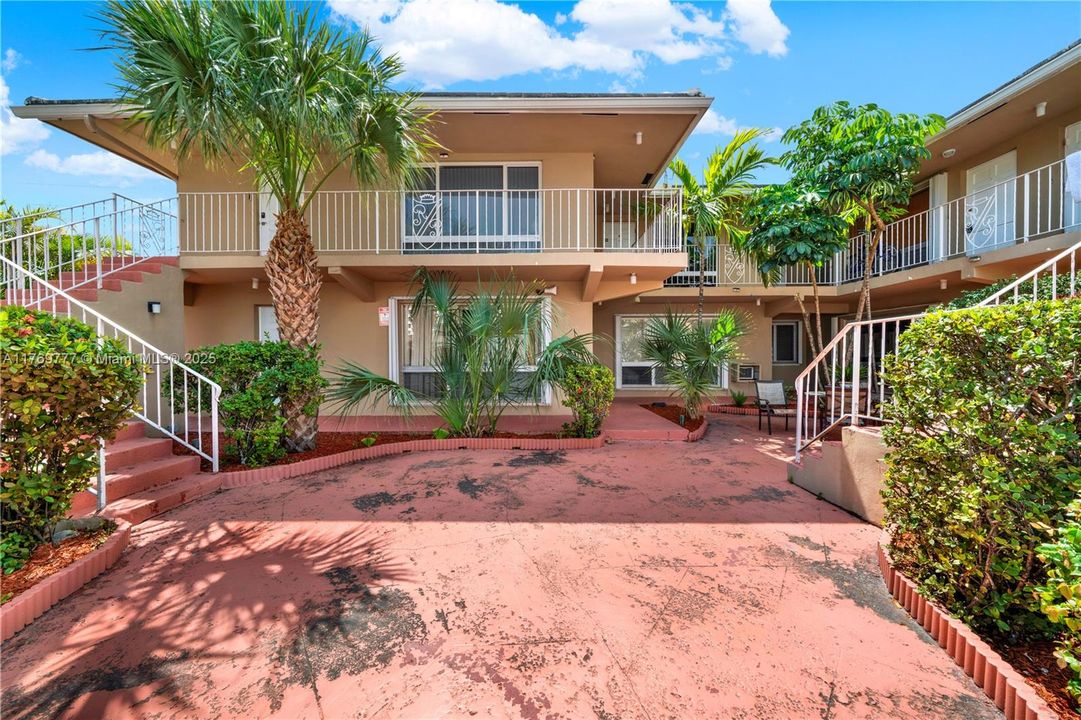 Activo con contrato: $240,000 (2 camas, 2 baños, 916 Pies cuadrados)