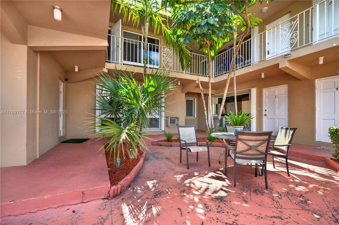 Activo con contrato: $240,000 (2 camas, 2 baños, 916 Pies cuadrados)