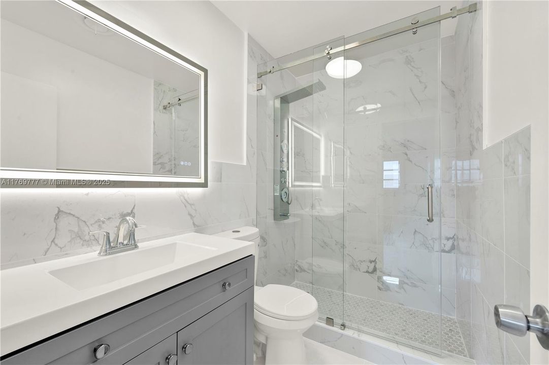 Activo con contrato: $240,000 (2 camas, 2 baños, 916 Pies cuadrados)