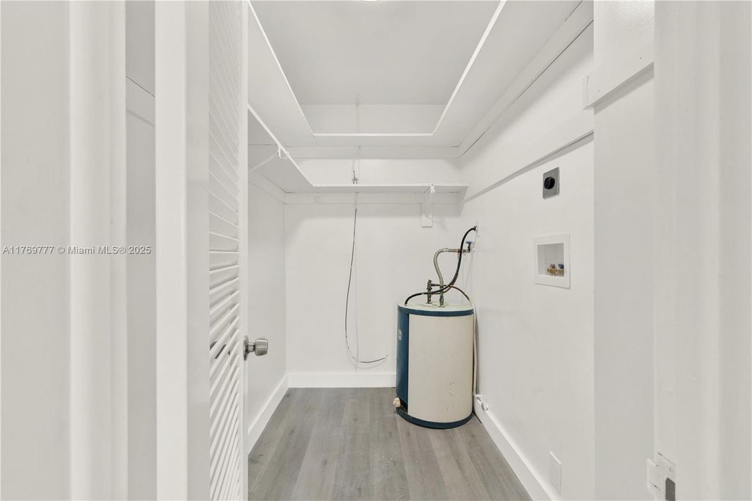 Activo con contrato: $240,000 (2 camas, 2 baños, 916 Pies cuadrados)