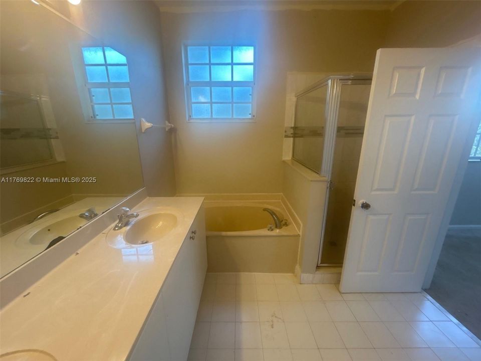 Recently Sold: $375,000 (4 beds, 3 baths, 1580 Square Feet)