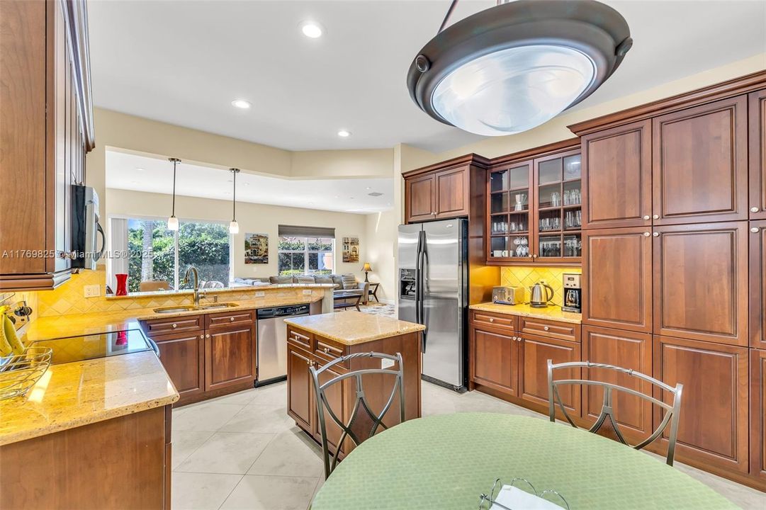 Recently Sold: $707,000 (4 beds, 3 baths, 2545 Square Feet)