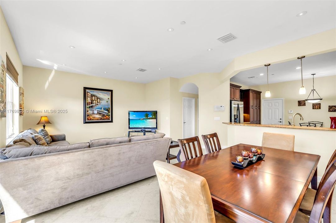 Recently Sold: $707,000 (4 beds, 3 baths, 2545 Square Feet)