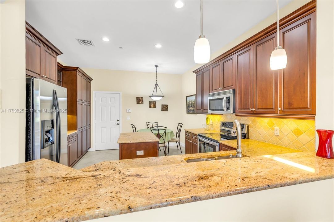 Recently Sold: $707,000 (4 beds, 3 baths, 2545 Square Feet)