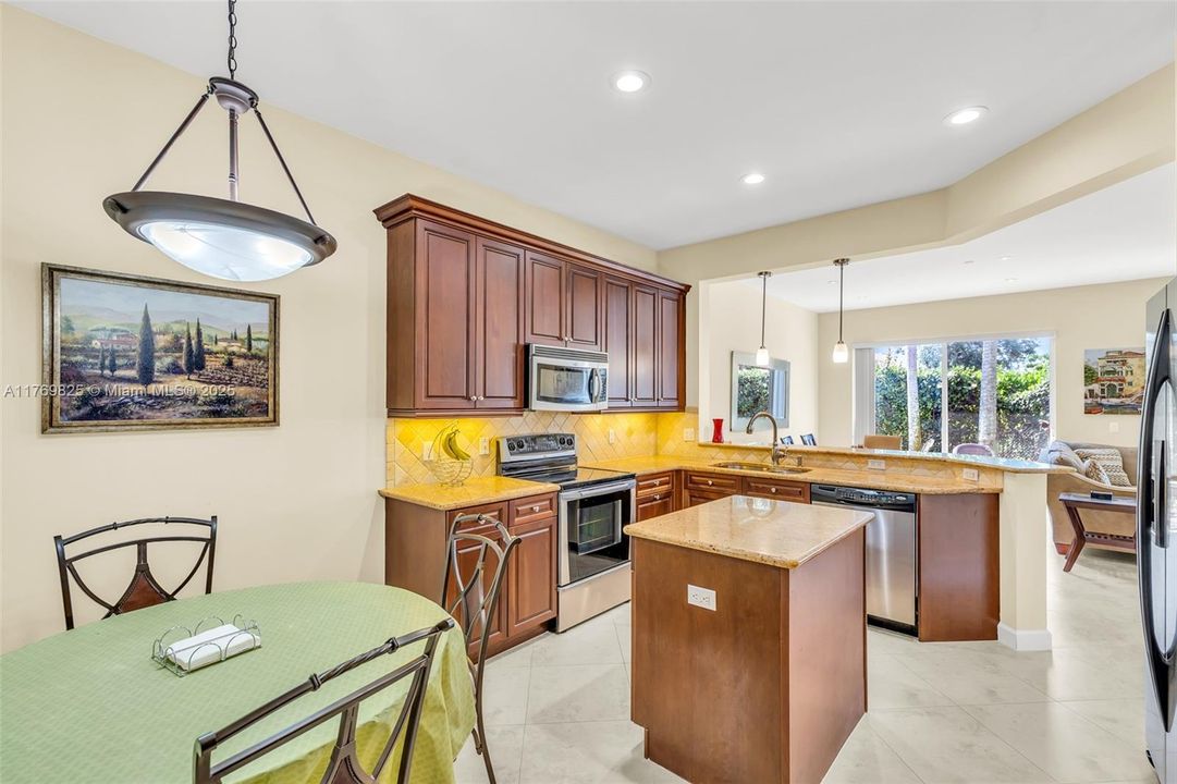 Recently Sold: $707,000 (4 beds, 3 baths, 2545 Square Feet)