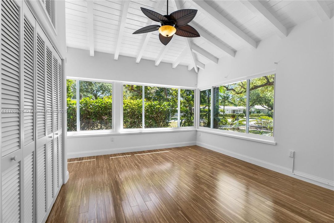 Recently Sold: $3,495,000 (5 beds, 3 baths, 4021 Square Feet)