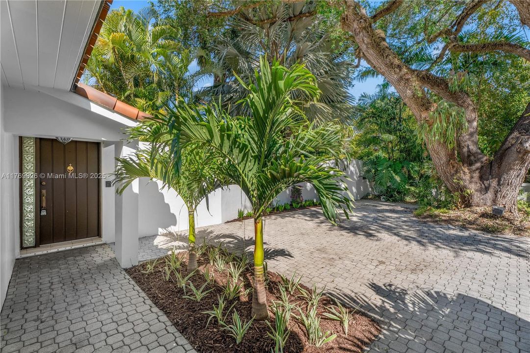 Recently Sold: $3,495,000 (5 beds, 3 baths, 4021 Square Feet)