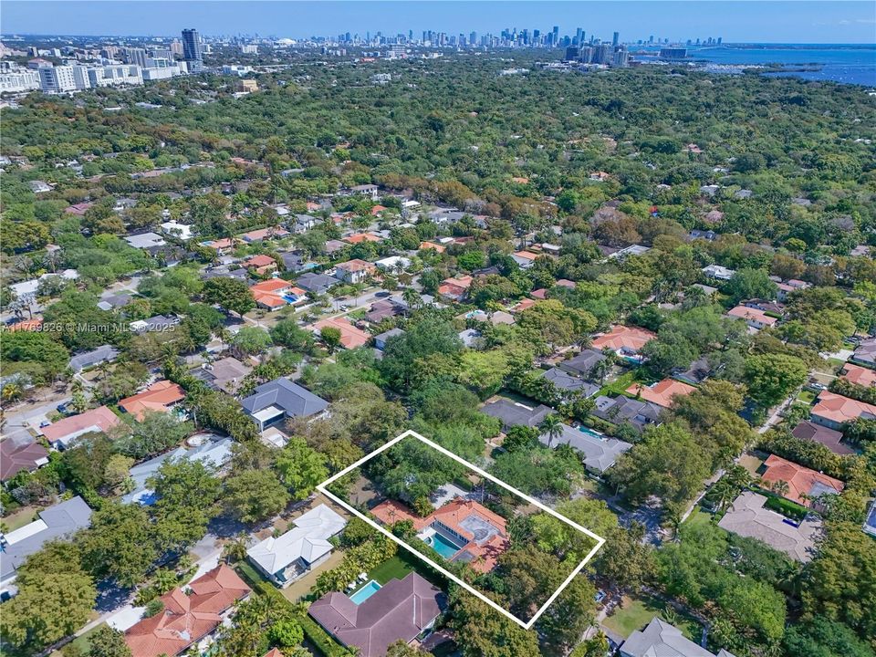 Recently Sold: $3,495,000 (5 beds, 3 baths, 4021 Square Feet)