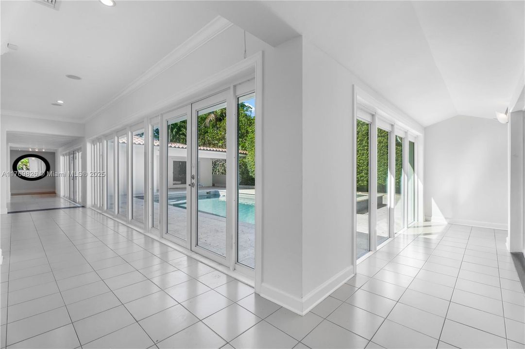 Recently Sold: $3,495,000 (5 beds, 3 baths, 4021 Square Feet)