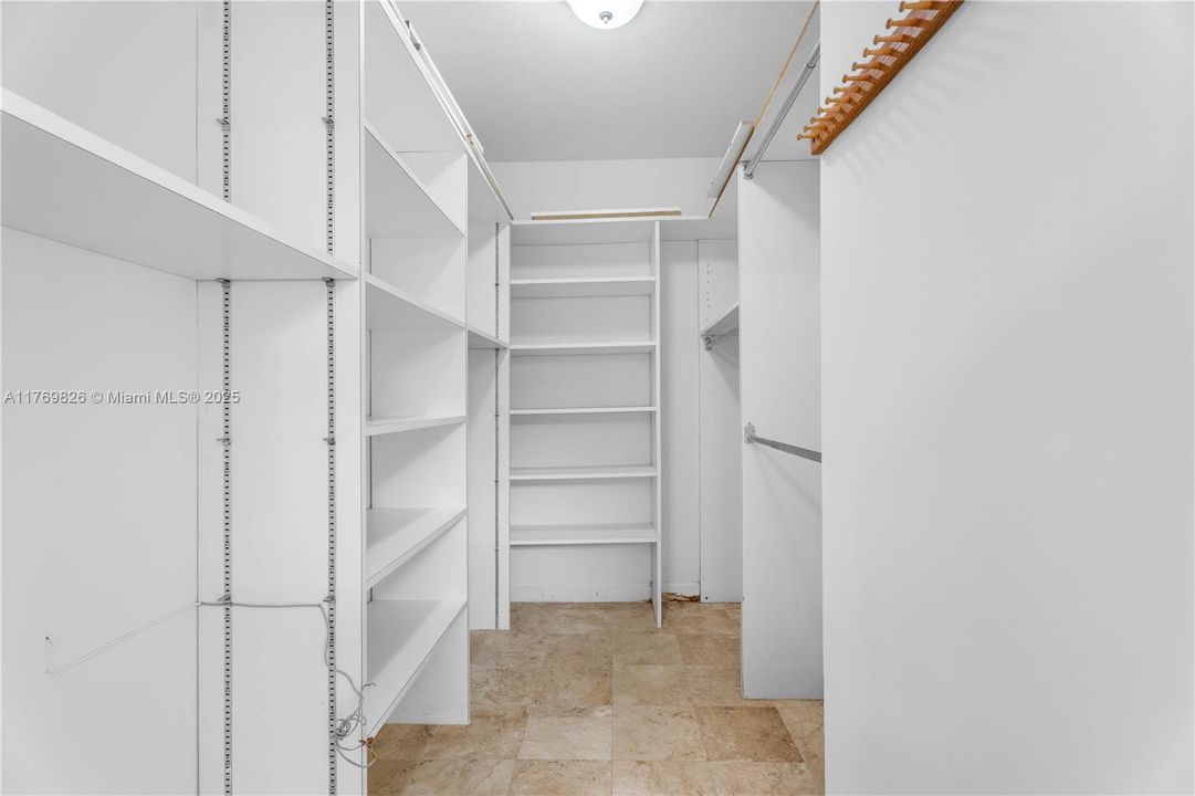 Recently Sold: $3,495,000 (5 beds, 3 baths, 4021 Square Feet)