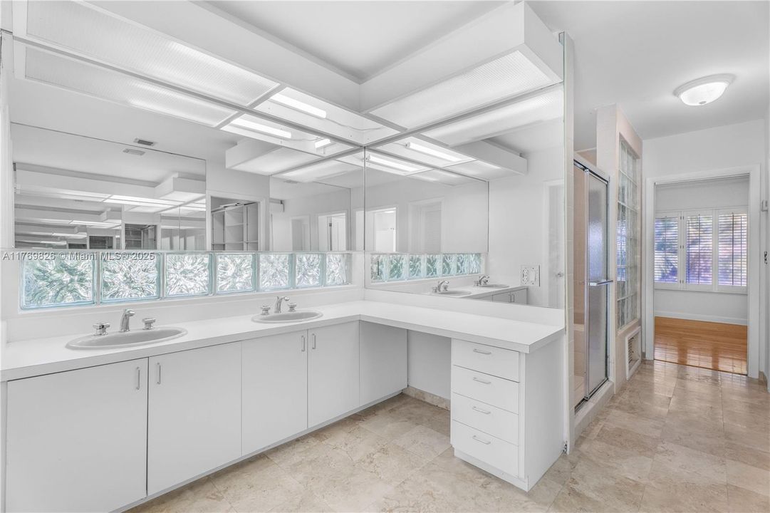 Recently Sold: $3,495,000 (5 beds, 3 baths, 4021 Square Feet)