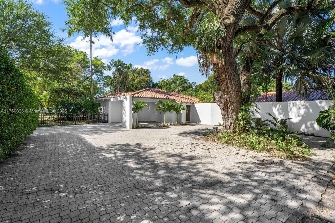 Recently Sold: $3,495,000 (5 beds, 3 baths, 4021 Square Feet)