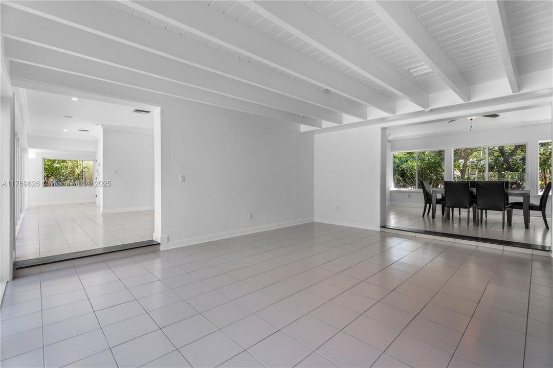 Recently Sold: $3,495,000 (5 beds, 3 baths, 4021 Square Feet)