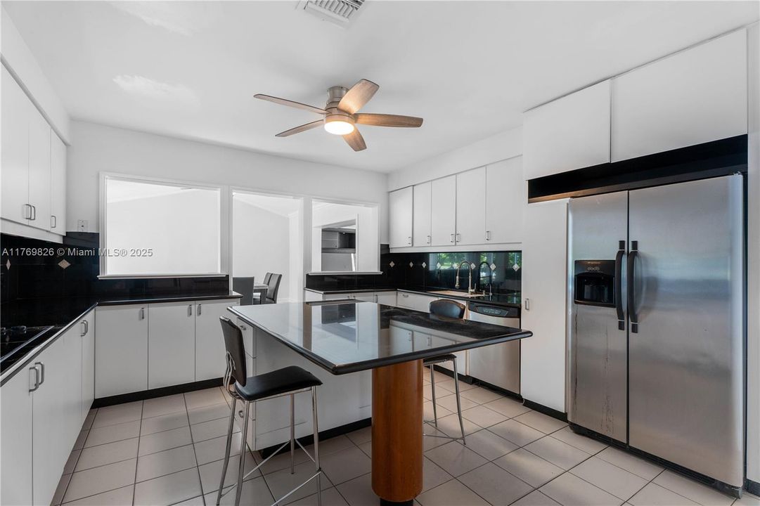 Recently Sold: $3,495,000 (5 beds, 3 baths, 4021 Square Feet)