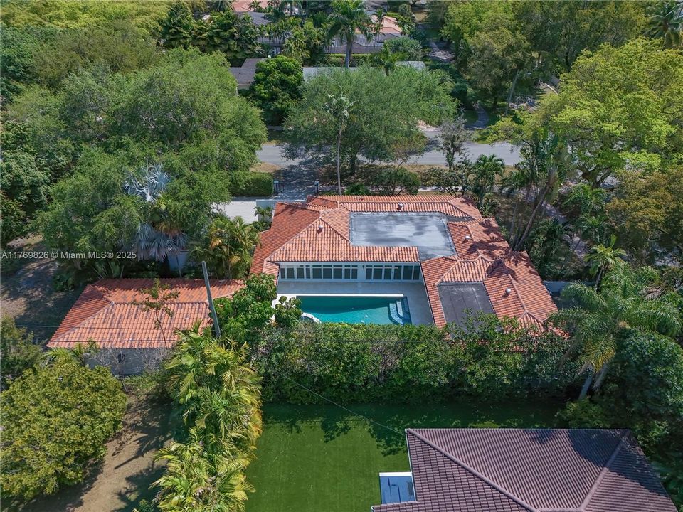 Recently Sold: $3,495,000 (5 beds, 3 baths, 4021 Square Feet)