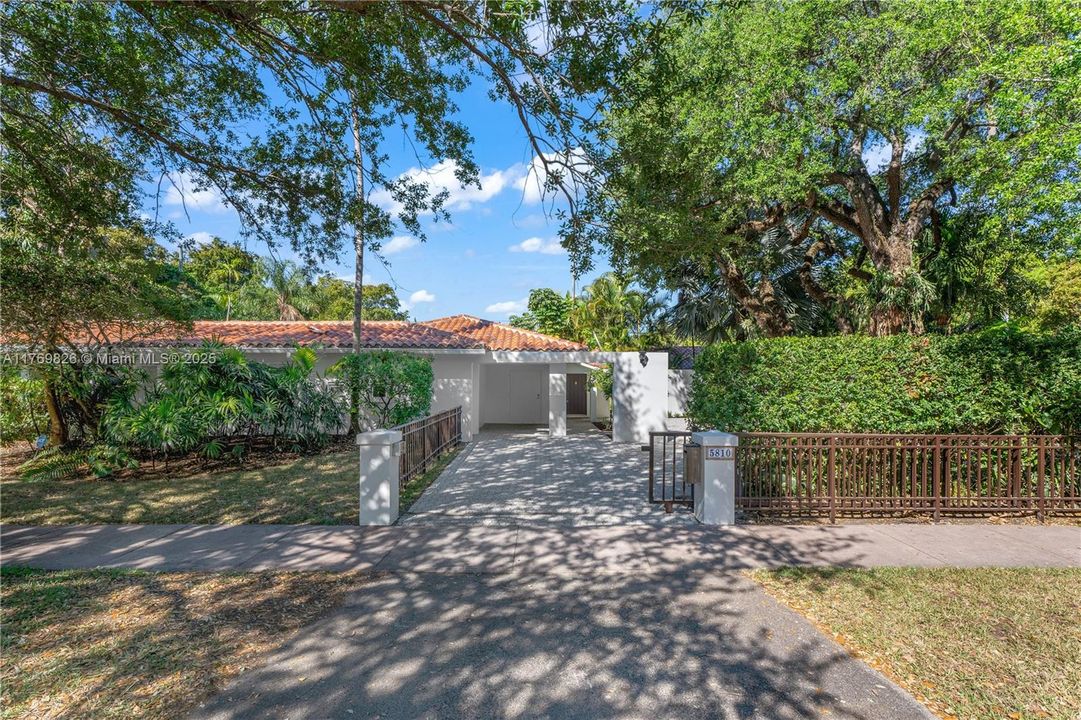 Recently Sold: $3,495,000 (5 beds, 3 baths, 4021 Square Feet)