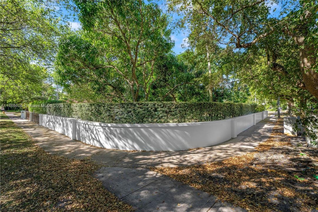 Recently Sold: $3,495,000 (5 beds, 3 baths, 4021 Square Feet)