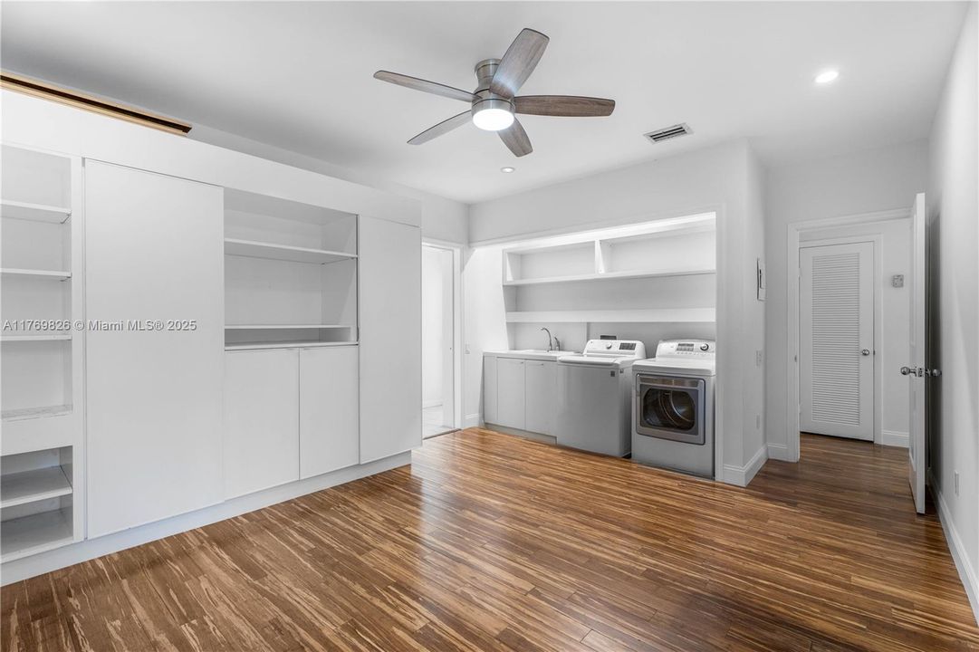 Recently Sold: $3,495,000 (5 beds, 3 baths, 4021 Square Feet)