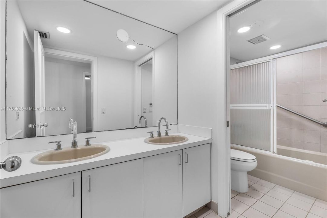 Recently Sold: $3,495,000 (5 beds, 3 baths, 4021 Square Feet)