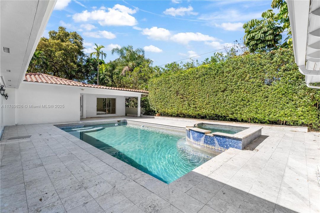 Recently Sold: $3,495,000 (5 beds, 3 baths, 4021 Square Feet)