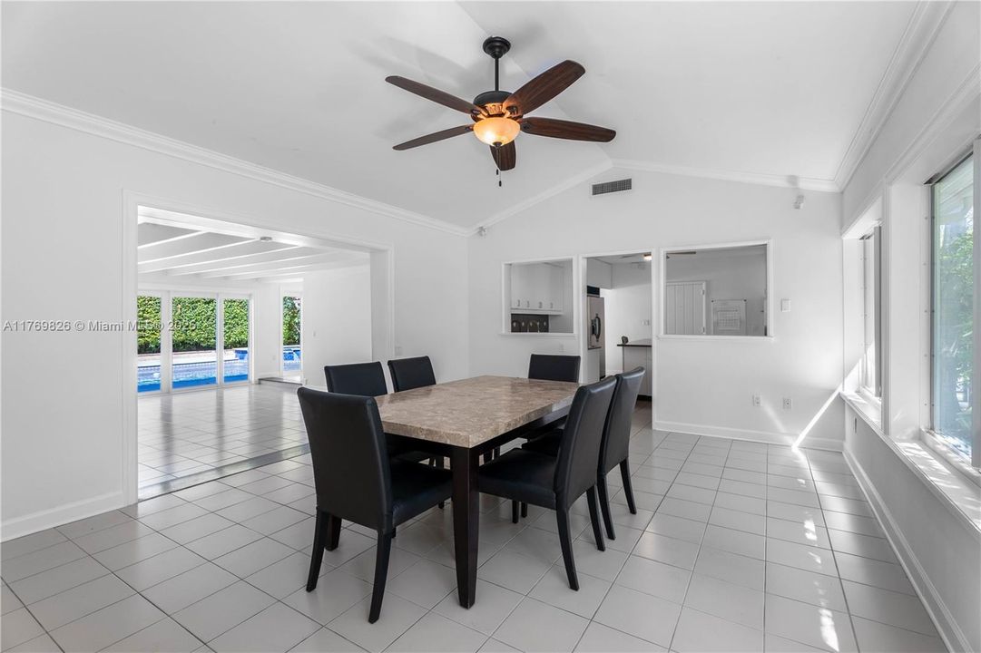 Recently Sold: $3,495,000 (5 beds, 3 baths, 4021 Square Feet)