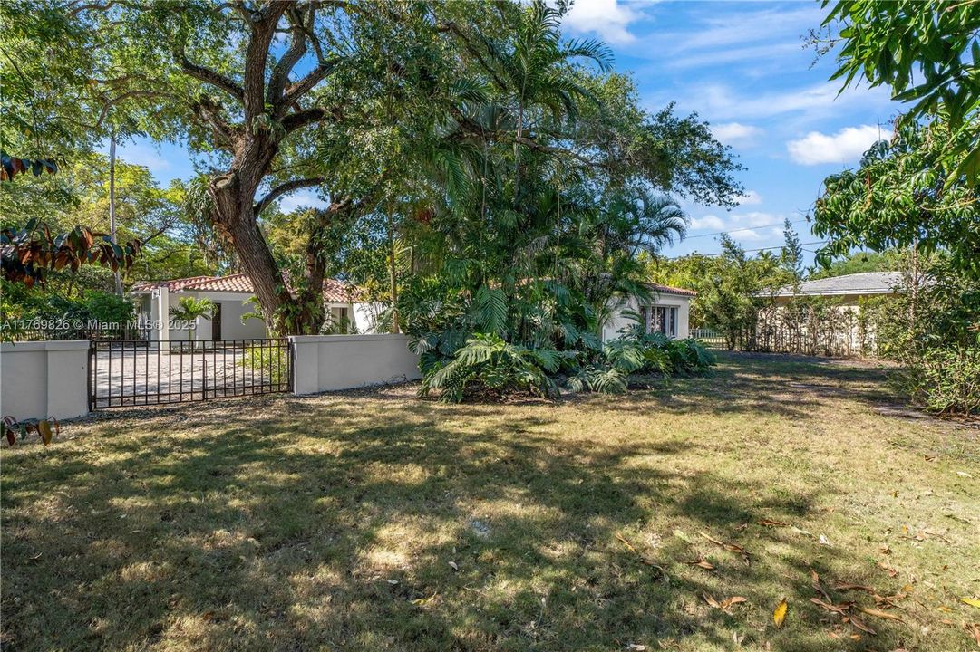 Recently Sold: $3,495,000 (5 beds, 3 baths, 4021 Square Feet)