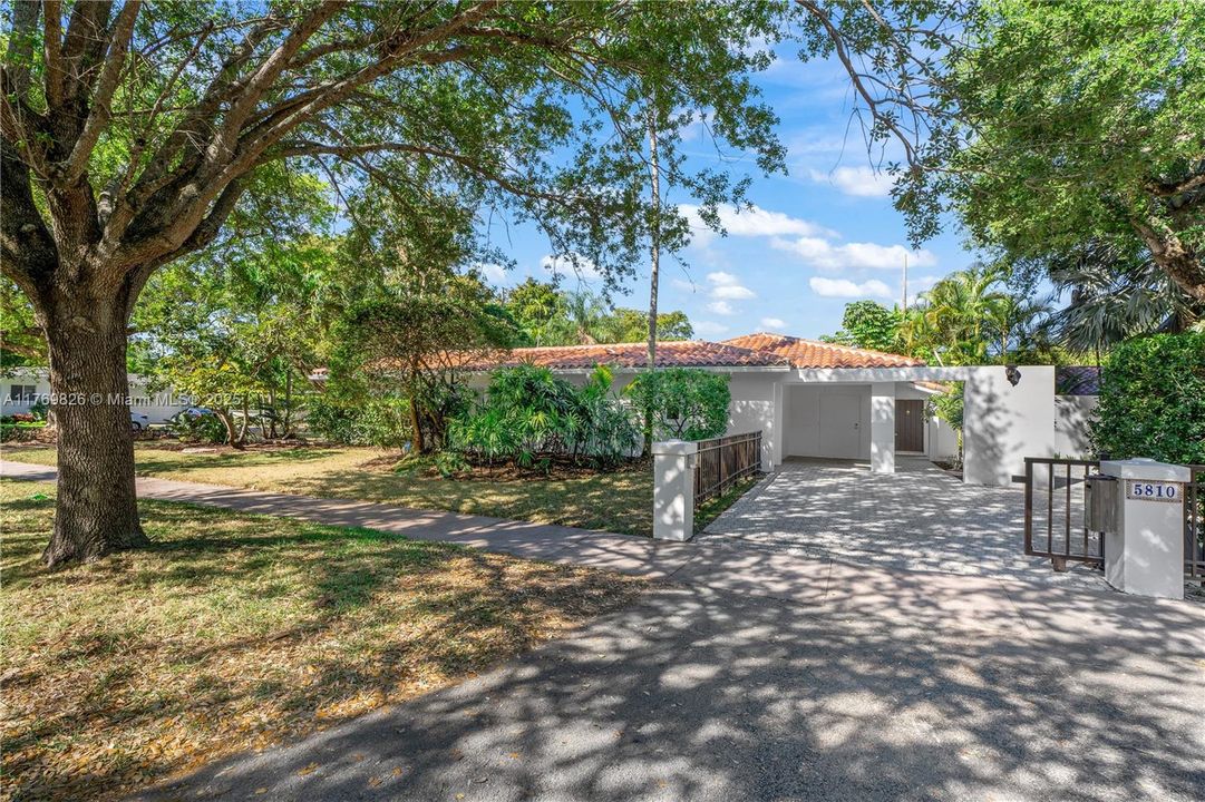 Recently Sold: $3,495,000 (5 beds, 3 baths, 4021 Square Feet)