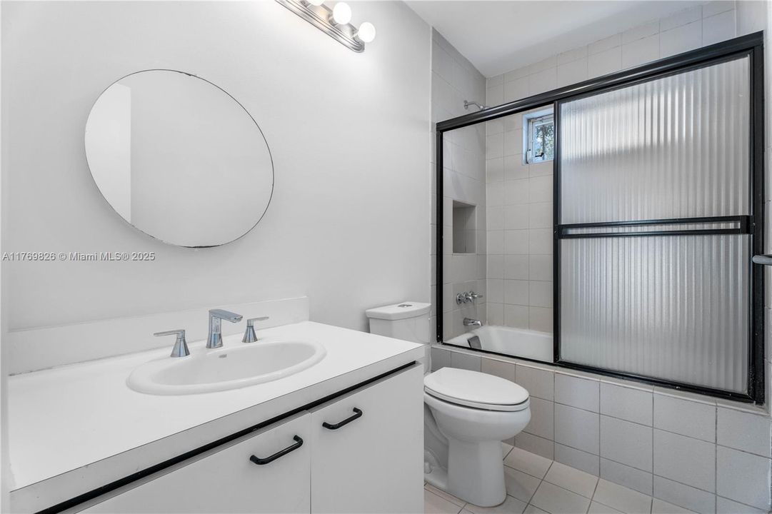 Recently Sold: $3,495,000 (5 beds, 3 baths, 4021 Square Feet)