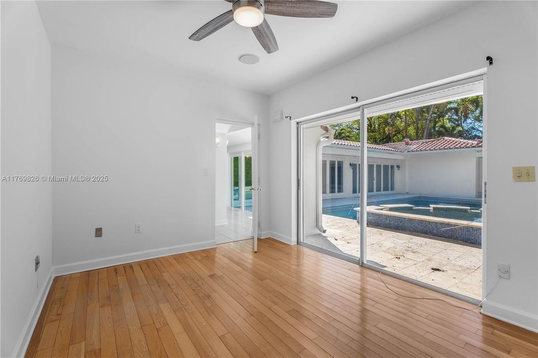 Recently Sold: $3,495,000 (5 beds, 3 baths, 4021 Square Feet)