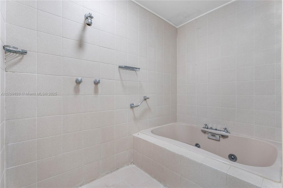 Recently Sold: $3,495,000 (5 beds, 3 baths, 4021 Square Feet)