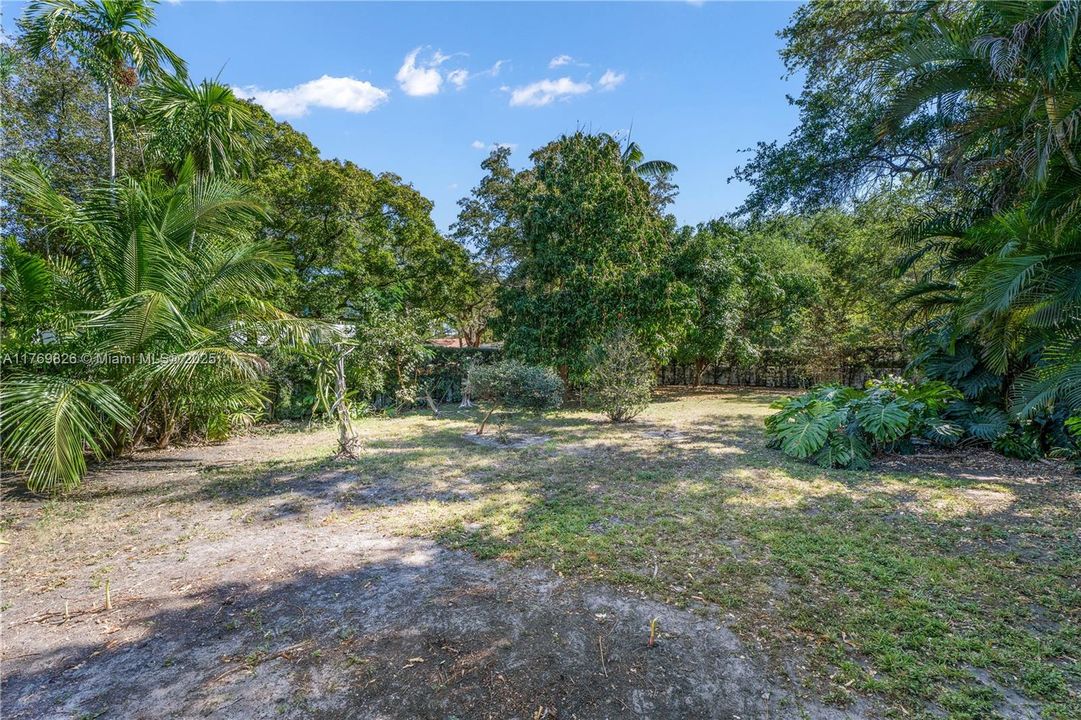 Recently Sold: $3,495,000 (5 beds, 3 baths, 4021 Square Feet)