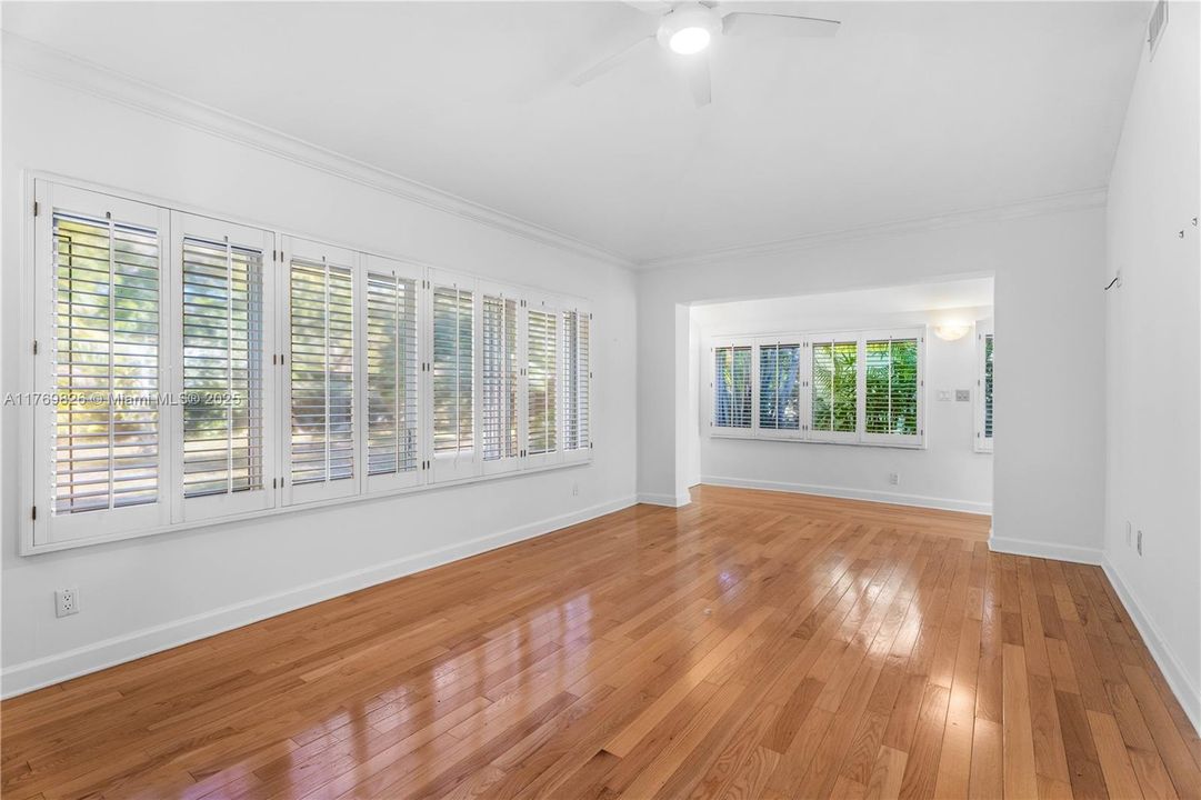 Recently Sold: $3,495,000 (5 beds, 3 baths, 4021 Square Feet)