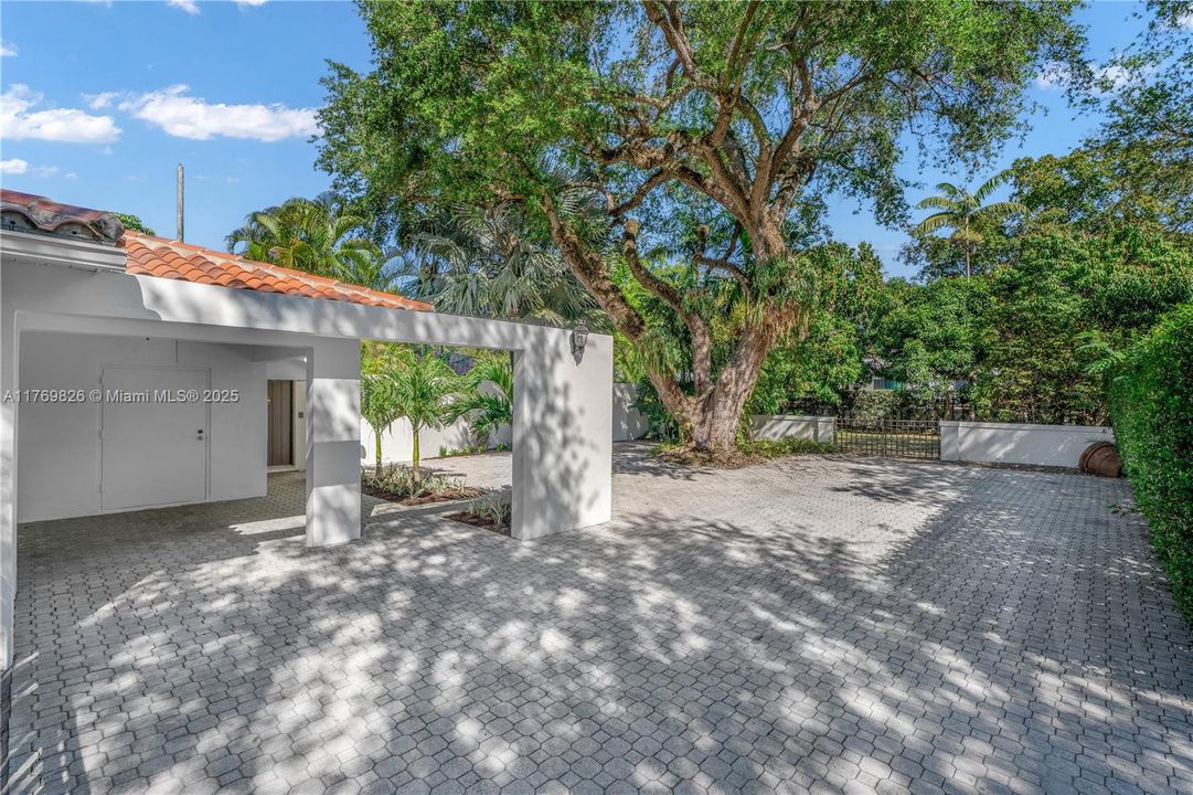 Recently Sold: $3,495,000 (5 beds, 3 baths, 4021 Square Feet)