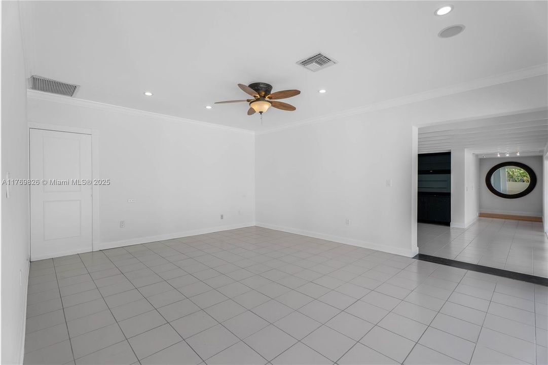 Recently Sold: $3,495,000 (5 beds, 3 baths, 4021 Square Feet)