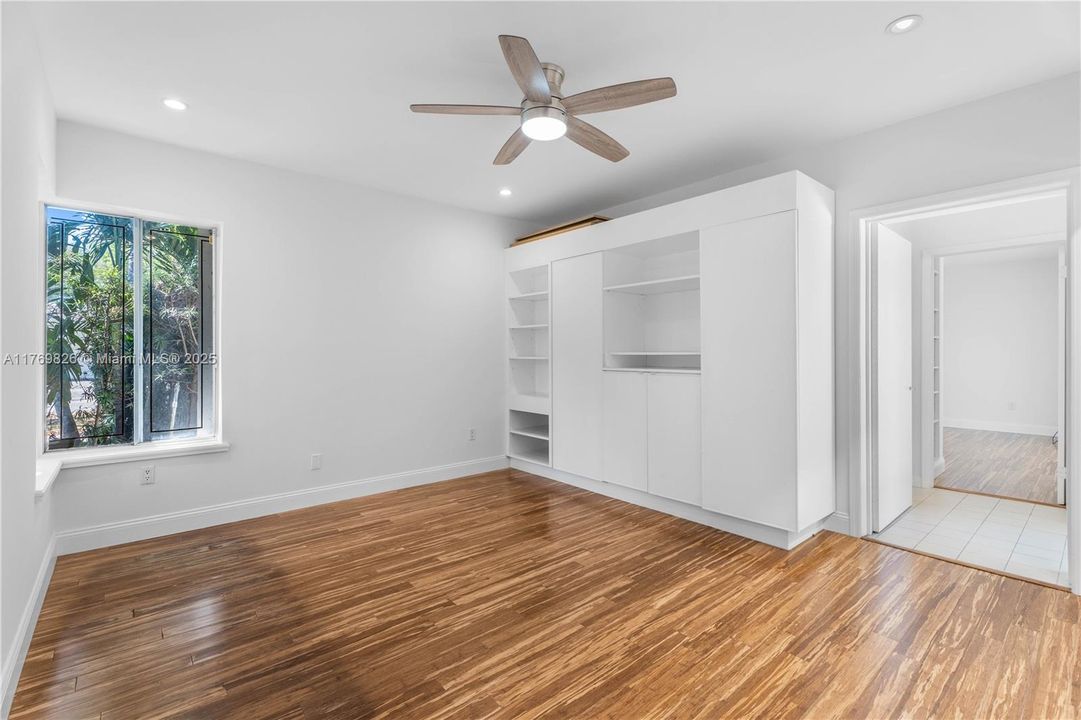 Recently Sold: $3,495,000 (5 beds, 3 baths, 4021 Square Feet)