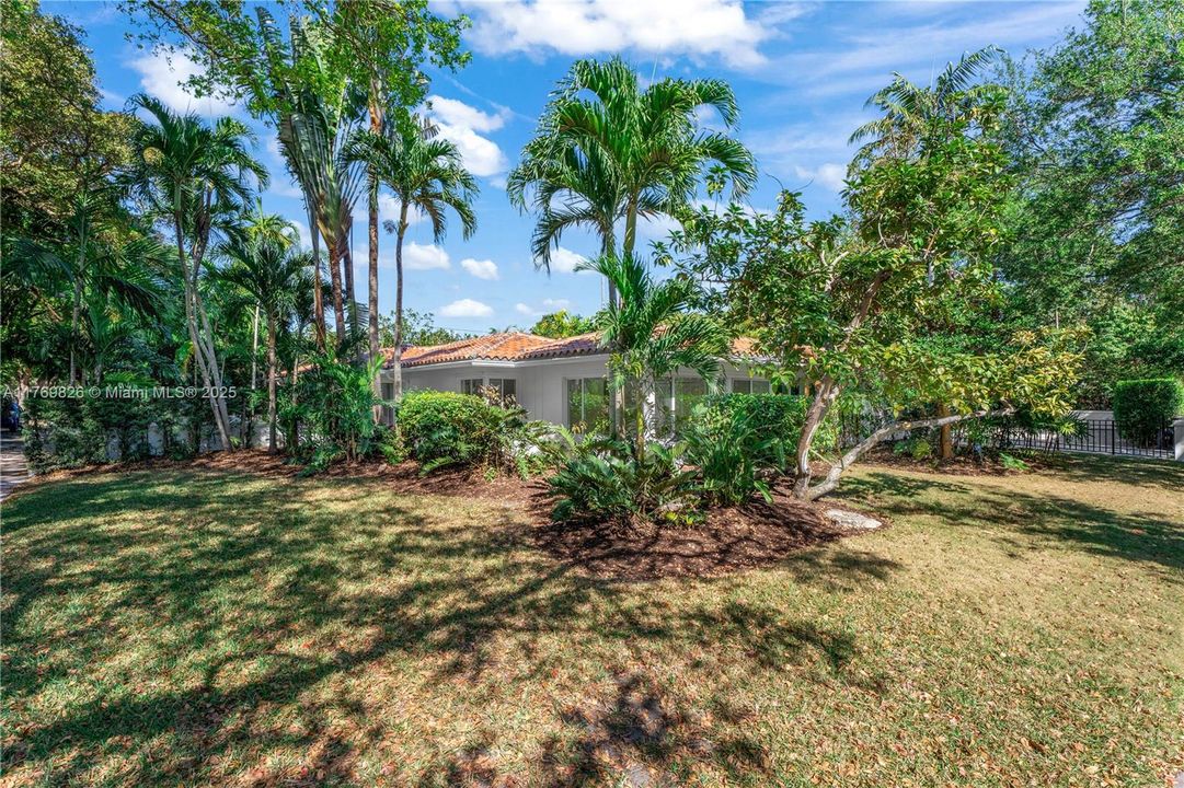 Recently Sold: $3,495,000 (5 beds, 3 baths, 4021 Square Feet)