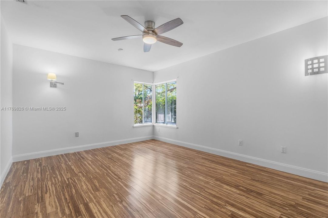 Recently Sold: $3,495,000 (5 beds, 3 baths, 4021 Square Feet)