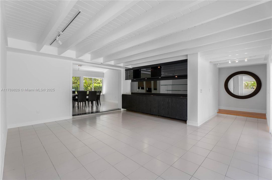 Recently Sold: $3,495,000 (5 beds, 3 baths, 4021 Square Feet)