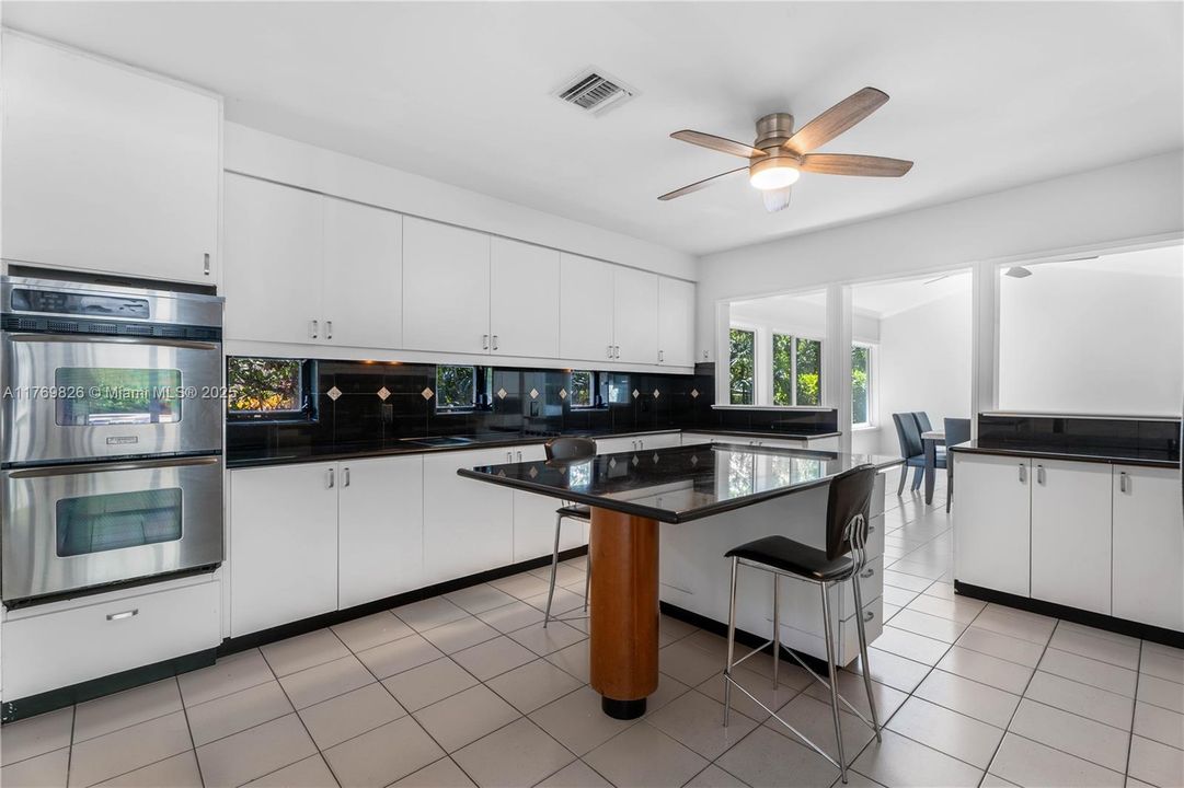 Recently Sold: $3,495,000 (5 beds, 3 baths, 4021 Square Feet)